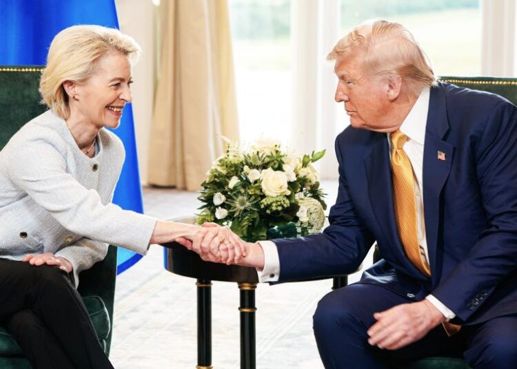 Παγωμένη ανακωχή στο εμπόριο: Το deal Τραμπ–φον ντερ Λάιεν και οι γρίφοι του