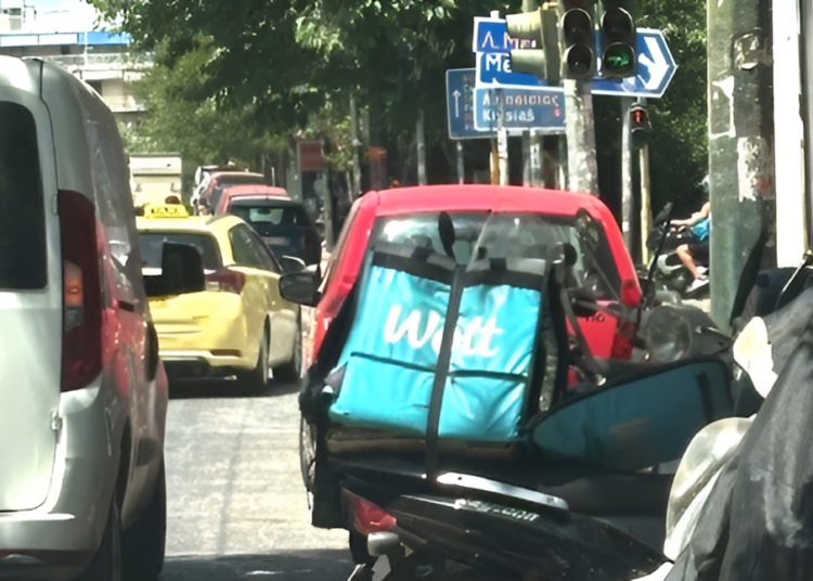 Διανομείς στον ήλιο: Το γκρίζο εργασιακό τοπίο πίσω από την ψηφιακή παραγγελία