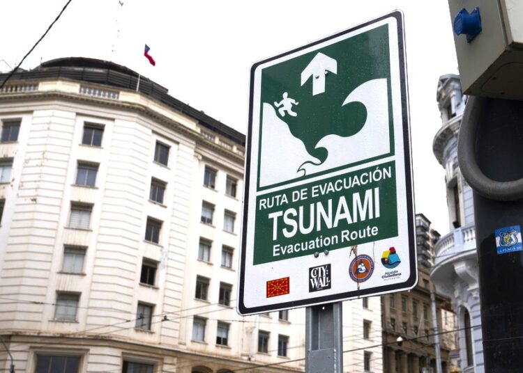 Συναγερμός για τσουνάμι στον Ειρηνικό: 1,4 εκατομμύρια Χιλιανοί απομακρύνθηκαν από τις ακτές