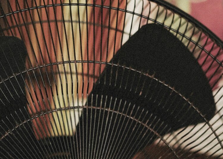 Ύπνος με ανεμιστήρα: Μπορεί να ανακουφίζει από τη ζέστη, αλλά κρύβει κινδύνους για την υγεία