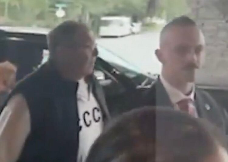 Σοβιετικό… στίγμα: Ο Λαβρόφ αφίχθη στην Αλάσκα με μπλούζα «CCCP»