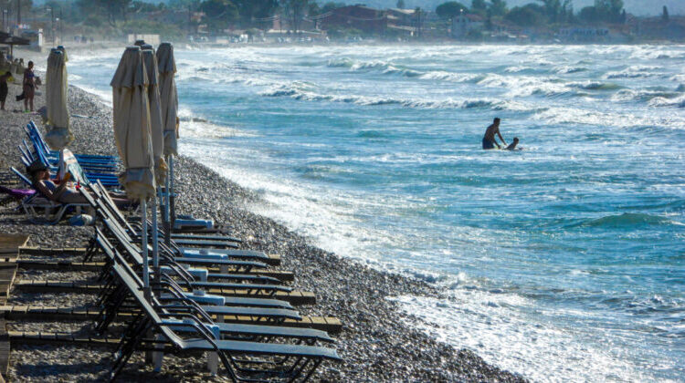 Καιρός / Live: Στους 34 βαθμούς σήμερα ο υδράργυρος – Άνεμοι έως 7 μποφόρ