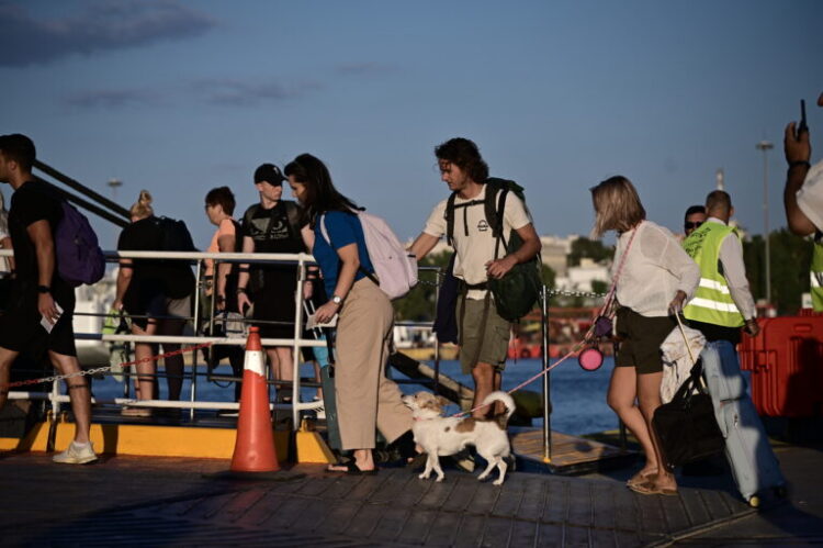Στιγμιότυπο από το λιμάνι του Πειραιά, Παρασκευή 1 Αυγούστου 2025. Αυξημένη η κίνηση στο λιμάνι, καθώς βρίσκεται σε εξέλιξη η έξοδος των εκδρομέων του Αυγούστου. 
(ΜΙΧΑΛΗΣ ΚΑΡΑΓΙΑΝΝΗΣ/EUROKINISSI)