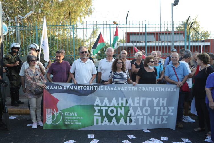 Συγκέντρωση διαμαρτυρίας στην πύλη Ε12 του λιμανιού του Πειραιά, από ναυτεργατικά και εργατικά σωματεία με αφορμή την άφιξη του κρουαζιερόπλοιου "CROWN IRIS", με κεντρικό σύνθημα την άμεση κατάπαυση του πυρός στη Γάζα, Πέμπτη 14 Αυγούστου 2025.
(ΣΩΤΗΡΗΣ ΔΗΜΗΤΡΟΠΟΥΛΟΣ/EUROKINISSI)