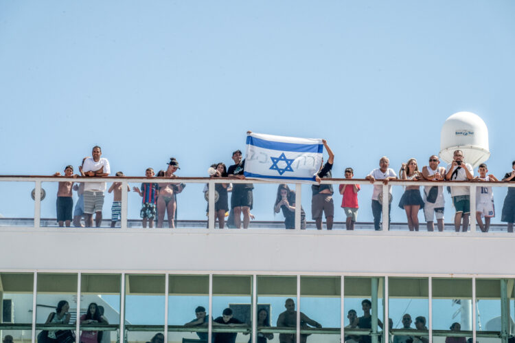 Συγκέντρωση διαμαρτυρίας λιμάνι του Αγίου Νικολάου στην Κρήτη, την ώρα της προγραμματισμένης άφιξης του κρουαζιερόπλοιου "Iris Crown" που μετέφερε Ισραηλινούς τουρίστες, Τρίτη 29 Ιουλίου 2025  (ΑΝΤΩΝΗΣ ΖΟΥΡΙΔΑΚΗΣ/EUROKINISSI)