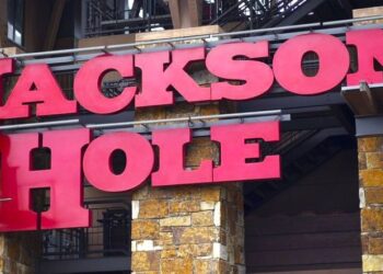 Jackson Hole: Η Λαγκάρντ υψώνει «κόκκινη κάρτα» στην πολιτικοποίηση των κεντρικών τραπεζών