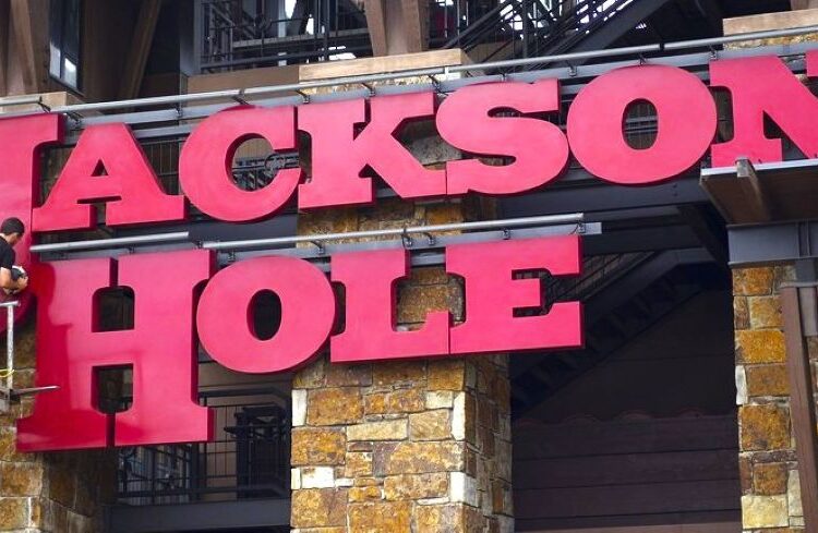 Jackson Hole: Η Λαγκάρντ υψώνει «κόκκινη κάρτα» στην πολιτικοποίηση των κεντρικών τραπεζών