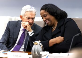 Σύγκρουση στον πυρήνα της Fed: Η Λίζα Κουκ αρνείται την «απόλυση» Τραμπ