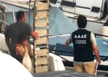 Σαφάρι ελέγχων στα νησιά: Η ΑΑΔΕ «σφραγίζει» επιχειρήσεις για φορολογικές παραβάσεις