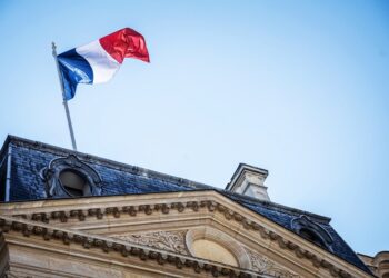 Scope, Fitch, Moody’s και S&P με το βλέμμα στη Γαλλία: Ορατός ο κίνδυνος νέας υποβάθμισης