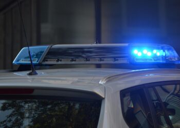 Γιατί οι αστυνομικοί αγγίζουν το αυτοκίνητο κατά τη διάρκεια ελέγχου