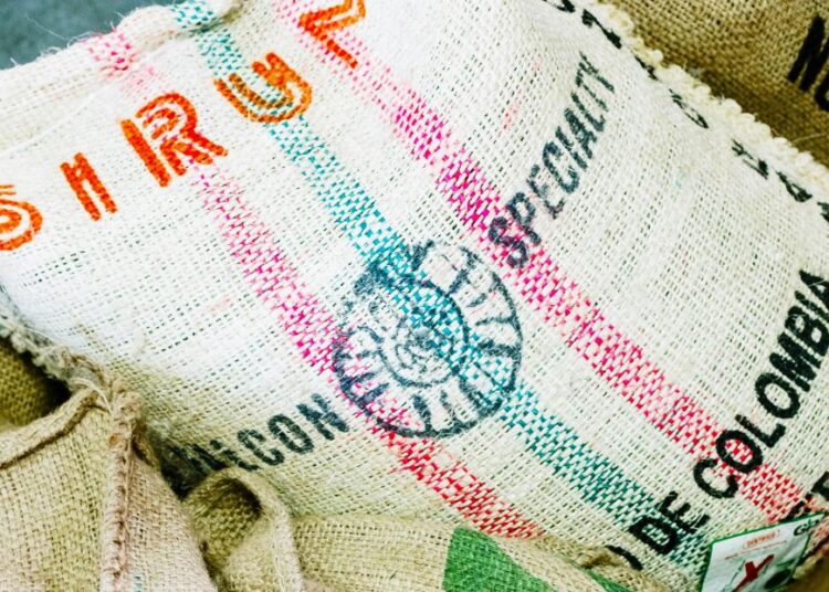 Δασμοί και παγετοί «φουσκώνουν» τις τιμές του καφέ: Άνοδος 30% σε ένα μήνα