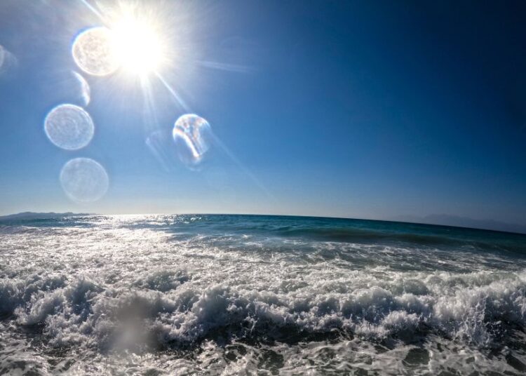 Μικρή πτώση θερμοκρασίας και ενισχυμένοι άνεμοι: Εβδομάδα με βροχές και μελτέμια