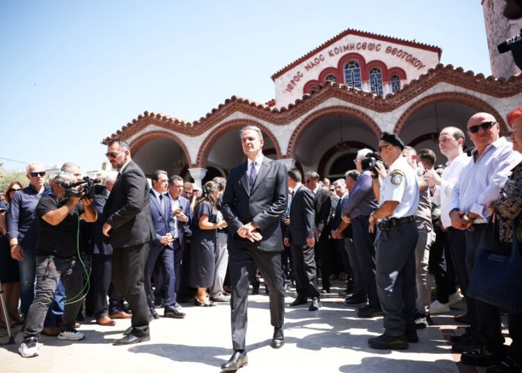 «Ψηλέ, θα μας λείψεις»: Σε κλίμα βαθιάς συγκίνησης η εξόδιος ακολουθία του Αποστόλου Βεσυρόπουλου (φωτό)