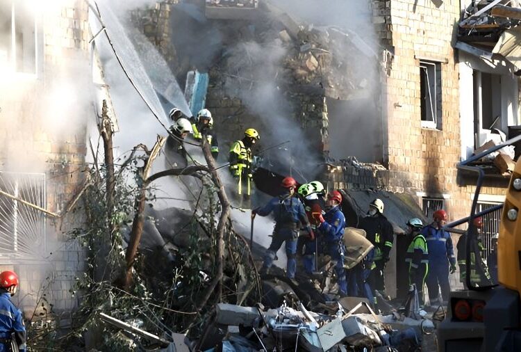 Φονικό χτύπημα στο Κίεβο: Η Μόσχα χτυπά αμάχους, η ΕΕ απαντά με σκληρότερο πακέτο κυρώσεων