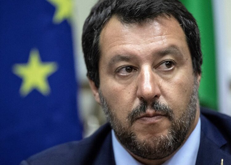 Σαλβίνι τρόλαρε τον Μακρόν με… κράνος και τουφέκι: Διπλωματικό επεισόδιο Γαλλίας – Ιταλίας