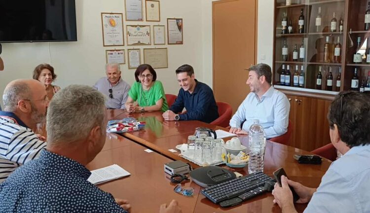 Στην Σάμο ο Ανδρουλάκης: Επισκέφτηκε τον Ενιαίο Οινοποιητικό Αγροτικό Συνεταιρισμό