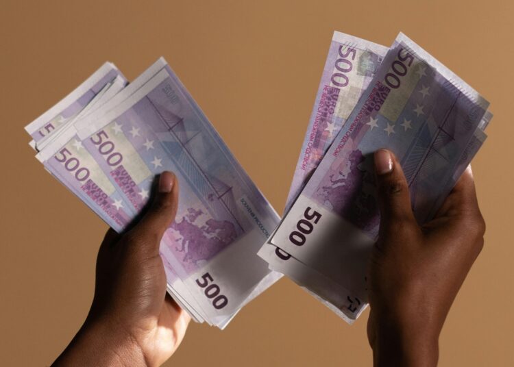 Τι ισχύει αν προσπαθήσετε να καταθέσετε χαρτονόμισμα των 500 ευρώ στην τράπεζα