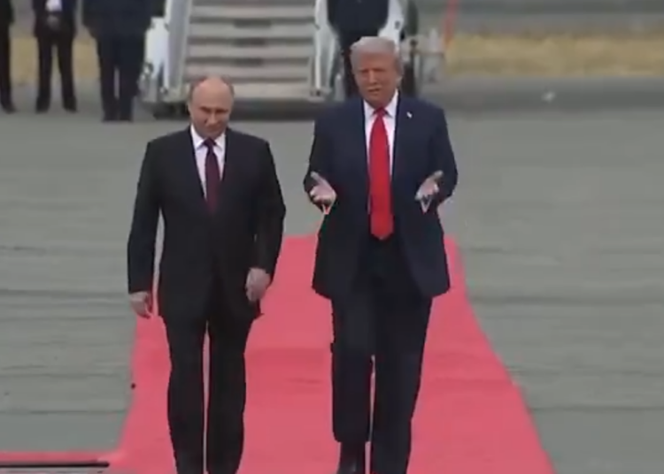 Το «βάδισμα του πιστολέρο»: Ο Πούτιν δεν κουνά το ένα χέρι του όταν περπατά