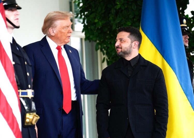 Από τα χαμόγελα στις αιχμές: Όσα ειπώθηκαν στον διάλογο Τραμπ-Ζελένσκι