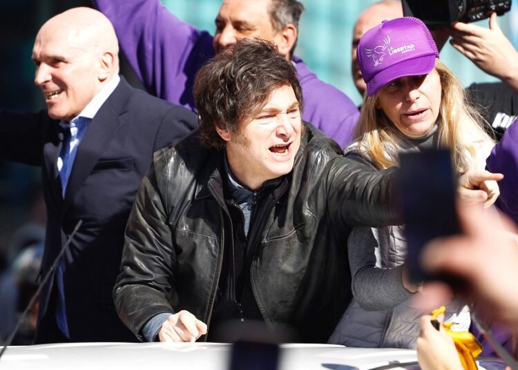 Αργεντινή: Διαδηλωτές επιτέθηκαν με πέτρες και μπουκάλια στον Χαβιέρ Μιλέι