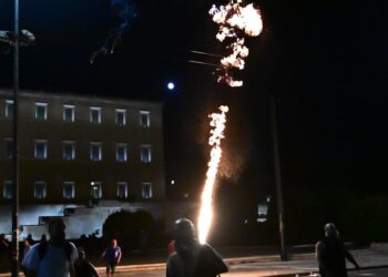 Αθήνα: Επεισόδια, συλλήψεις και προσαγωγές στο κέντρο για το σιδηροδρομικό δυστύχημα των Τεμπών