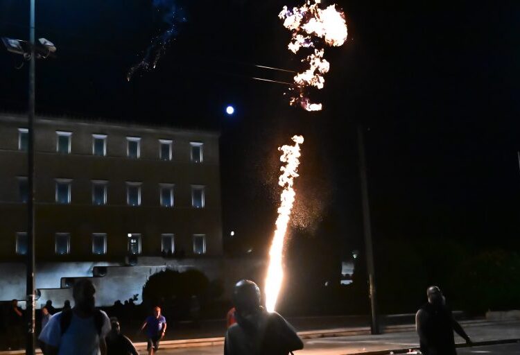 Αθήνα: Επεισόδια, συλλήψεις και προσαγωγές στο κέντρο για το σιδηροδρομικό δυστύχημα των Τεμπών