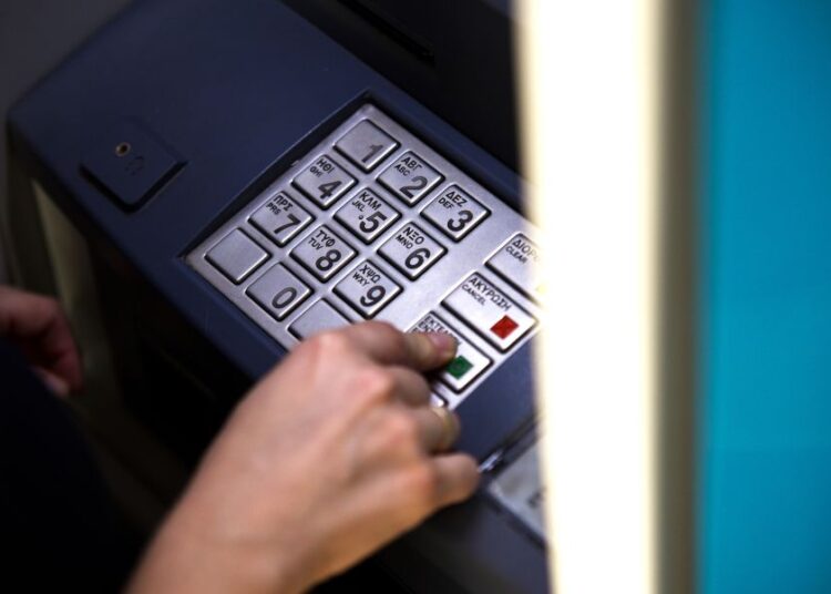 Δωρεάν αναλήψεις: Έκρηξη χρήσης των ΑΤΜ, πονοκέφαλος για τις τράπεζες