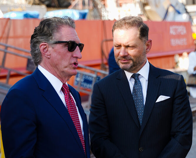 Επίσκεψη του Υπουργού Εσωτερικών των ΗΠΑ Doug Burgum στα Ναυπηγεία ΟΝΕΧ – Ελευσίνας