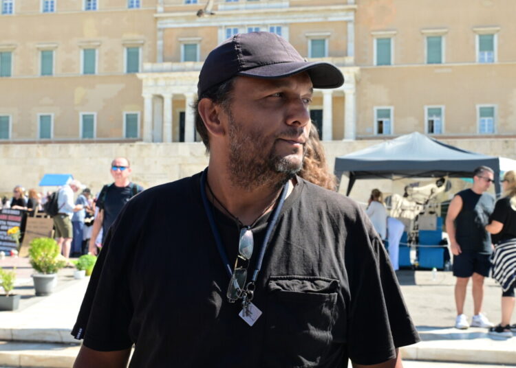 Οδηγοί ταξί στο πλευρό του Πάνου Ρούτσι – Αυτοκινητοπομπή αλληλεγγύης στο κέντρο της Αθήνας