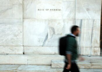 «Κατρακύλα» στα επιτόκια: Οι τράπεζες ανοίγουν ξανά τη στρόφιγγα δανεισμού