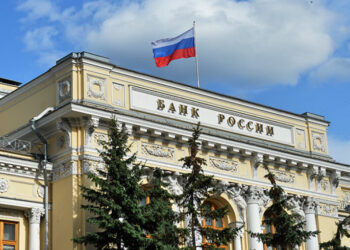 Η Κεντρική Τράπεζα της Ρωσίας μειώνει τα επιτόκια στο 17% εν μέσω εντάσεων για τη δημοσιονομική πολιτική