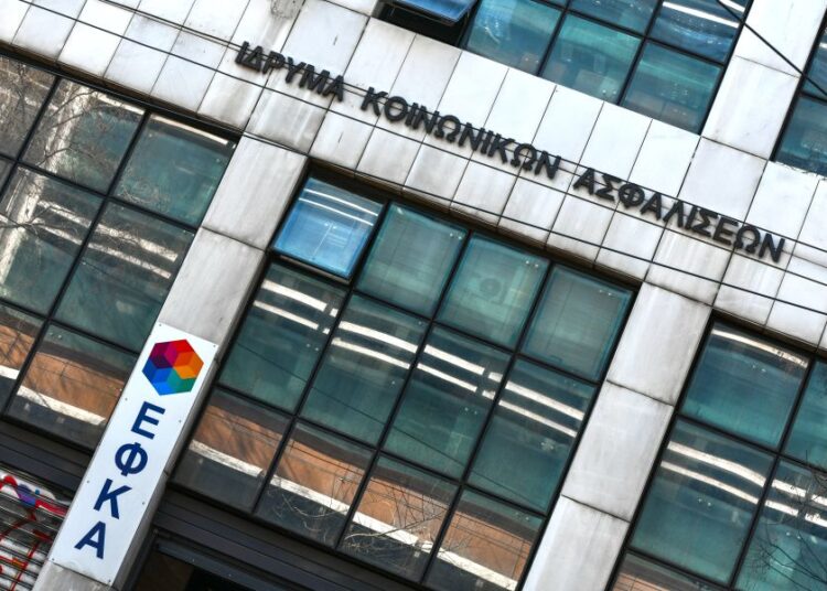 Έρχεται «κούρεμα» στις ασφαλιστικές εισφορές: Τι θα αλλάξει από το 2026 για μισθωτούς και εργοδότες