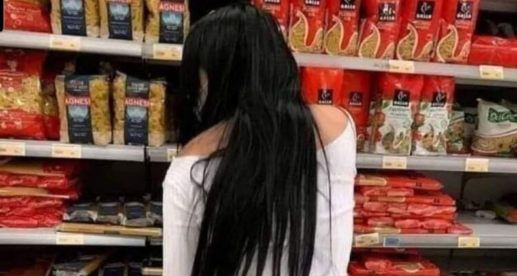 Έσκυψε για να ψωνίσει από το κάτω ράφι, και...