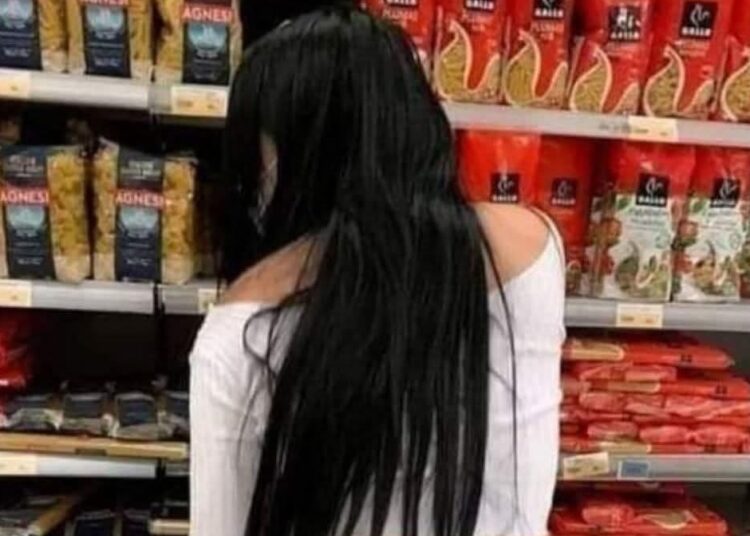 Έσκυψε για να ψωνίσει από το κάτω ράφι, και...