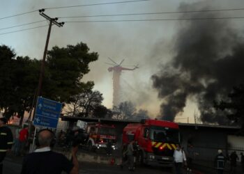 Καλύτερη η εικόνα της φωτιάς στο Μενίδι: Παραμένει ο καπνός, σε επιφυλακή η Πυροσβεστική