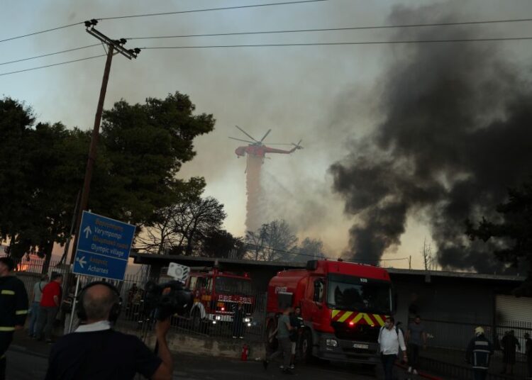 Καλύτερη η εικόνα της φωτιάς στο Μενίδι: Παραμένει ο καπνός, σε επιφυλακή η Πυροσβεστική