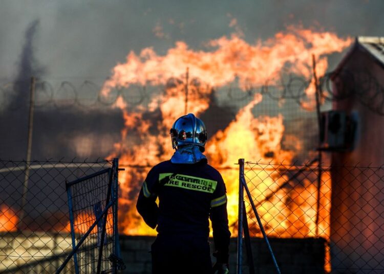 Ασπρόπυργος: Μεγάλη φωτιά σε επιχείρηση – Επέμβαση της ΕΜΑΚ λόγω επικίνδυνων υλικών