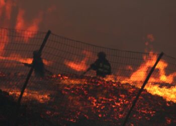 Ολονύχτια μάχη με τη φωτιά στο Μενίδι: Κάηκαν εργοστάσια, κλειστοί δρόμοι και συναγερμός