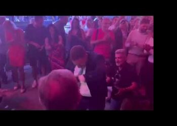 ΠΑΣΟΚ: Μετά την ομιλία Ανδρουλάκη, το Ζάππειο γέμισε τραγούδια και χορό – H ζεϊμπεκιά του Τσουκαλά