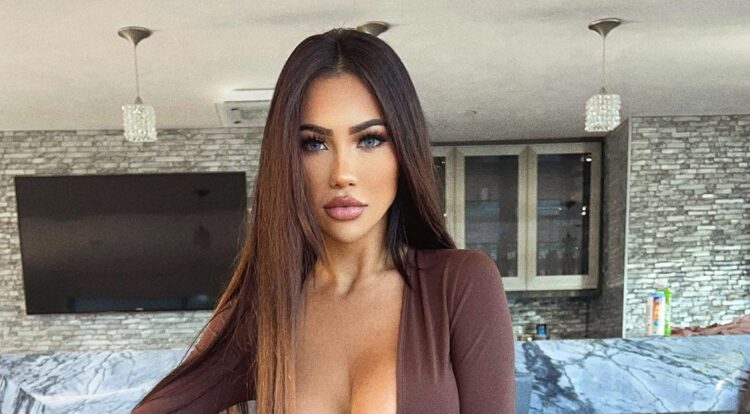 Η κοπέλα που έχει αδυναμία της στα σέξι ρούχα