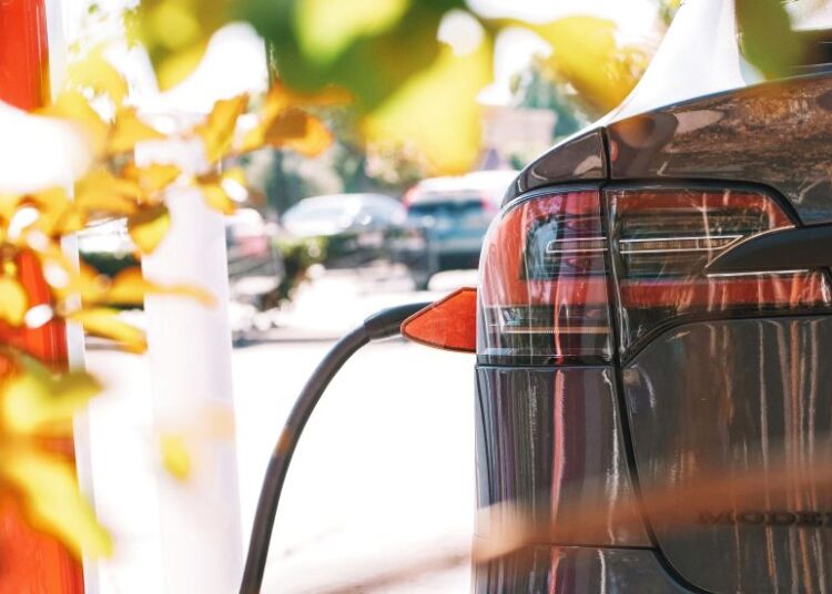 Κόβει ταχύτητα η παγκόσμια αγορά ηλεκτρικών οχημάτων: Η Κίνα χάνει τον ρυθμό