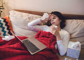 Αρρωσταίνω, αλλά δεν λείπω: Η πραγματικότητα των sick days στην Ασία και τη Δύση