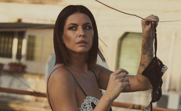 Kαθηλωτικό βλέμμα, καλλίγραμμο κορμί