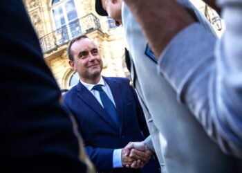 Ο Λεκορνί ξεκινά το «ξήλωμα» από τα προνόμια πρώην πρωθυπουργών στη Γαλλία