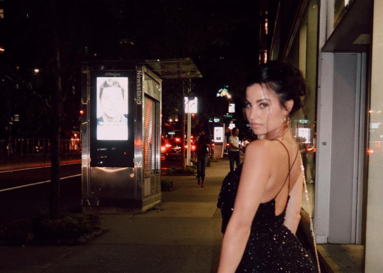 Μικροσκοπικά φορέματα και χυμώδεις καμπύλες