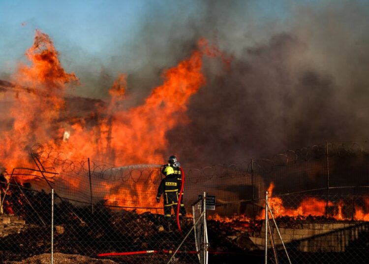 Συναγερμός στις Αχαρνές: Τοξικό νέφος από την πυρκαγιά στο Μενίδι