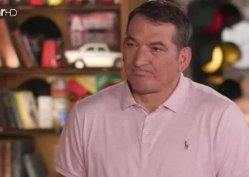 O Πύρρος Δήμας έβγαλε σε δημοπρασία την Ολυμπιακή δάδα του Λονδίνου – Αντιδράσεις από την ΕΟΕ