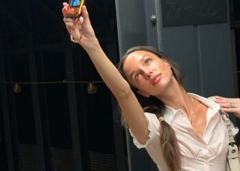 Το χύμα μοντέλο μαγιό και εσωρούχων