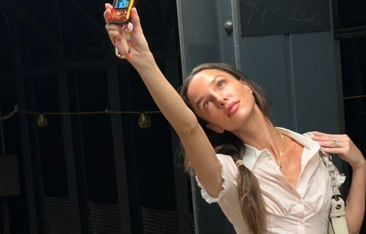 Το χύμα μοντέλο μαγιό και εσωρούχων